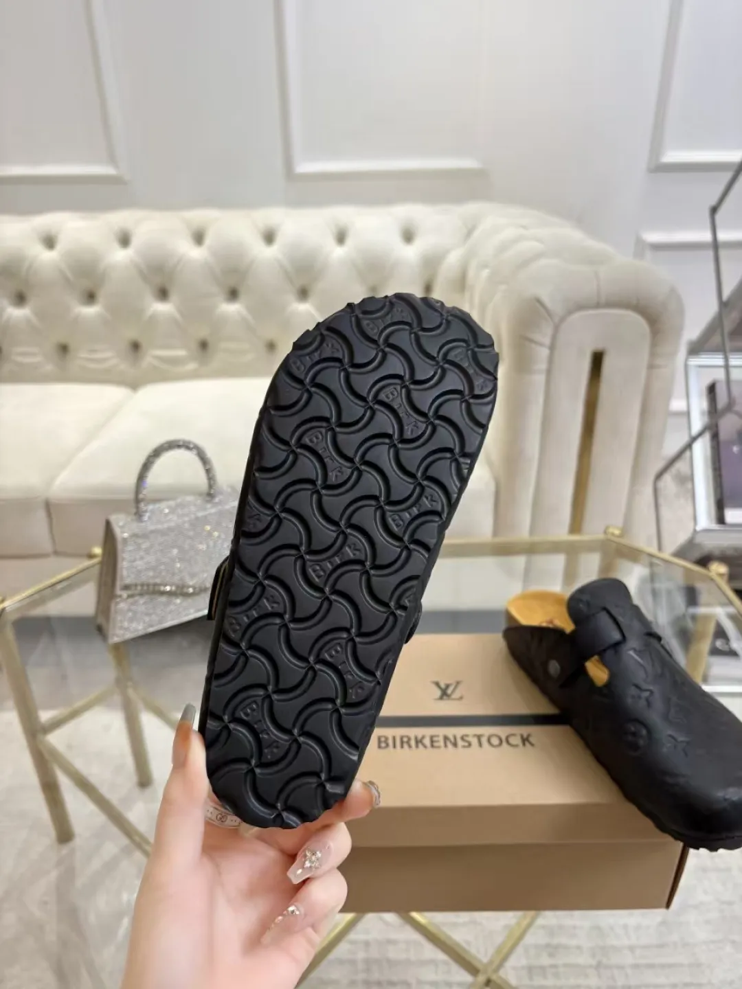 Women's p560 Men's p580 ✨ LV couple's toe-cap slippers | Full of high-end feel, you can walk with wind! ✨ This pair of LV classic toe-cap slippers is simply a "walking grass-planting machine"! Original three-dimensional embossed cowhide + cowhide fabric, the texture is high-end at first glance, and you will become a rich daughter/son in seconds ~💅 🌟 Why must you join TA? ✔️ Original embossed cowhide - clear texture but not cheap, classic presbyopia yyds ✔️ Belt buckle + metal logo - ecstatic control of details, exquisite to the heel! ✔️ Sheepskin lining + cushioned footbed - it feels like stepping on clouds ☁️, and you won’t feel tired when you go shopping~ ✔️ Non-slip rubber sole - walking is as stable as a mountain, and you are not afraid of slipping on rainy days!  👫 The best outfit for couples: Whether it’s shorts, T-shirts👕 or long skirts and suits👗, pairing these shoes with each other will immediately create a lazy and high-end atmosphere! Everyday outings/vacations, no matter what you shoot, it will look like a blockbuster📸🔥 The texture and foot feel that only the higher version can have, it is not a hit or a hit! Heartbeat is not as good as action. True love is true when both pairs are in pairs~💖 #LVcoupleslippers #高色综合 #好看不狠的 Feet #couples’ must-have